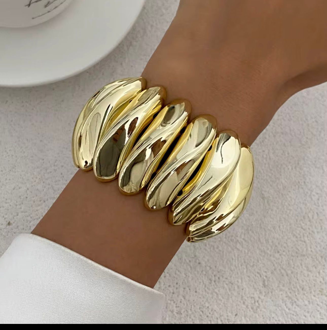 Elegant brazalete de resina bracelet design